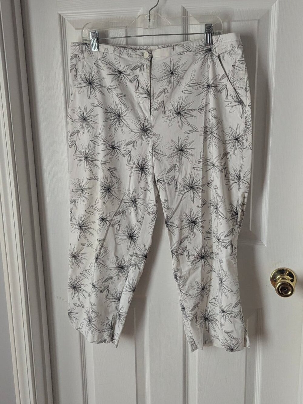 Kathy Ireland white crop pants with black flower - 16